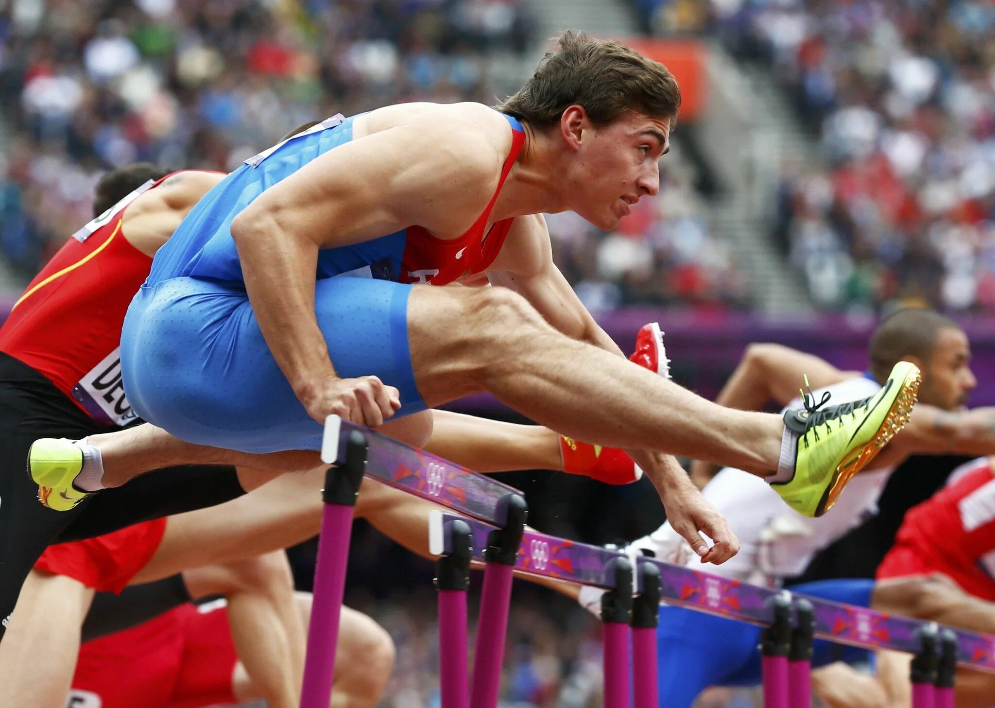Спортсмен случайное. Сергей Шубенков преодолевает барьер. Шубенков на Олимпиаде. Бег с препятствиями. Барьерный бег.