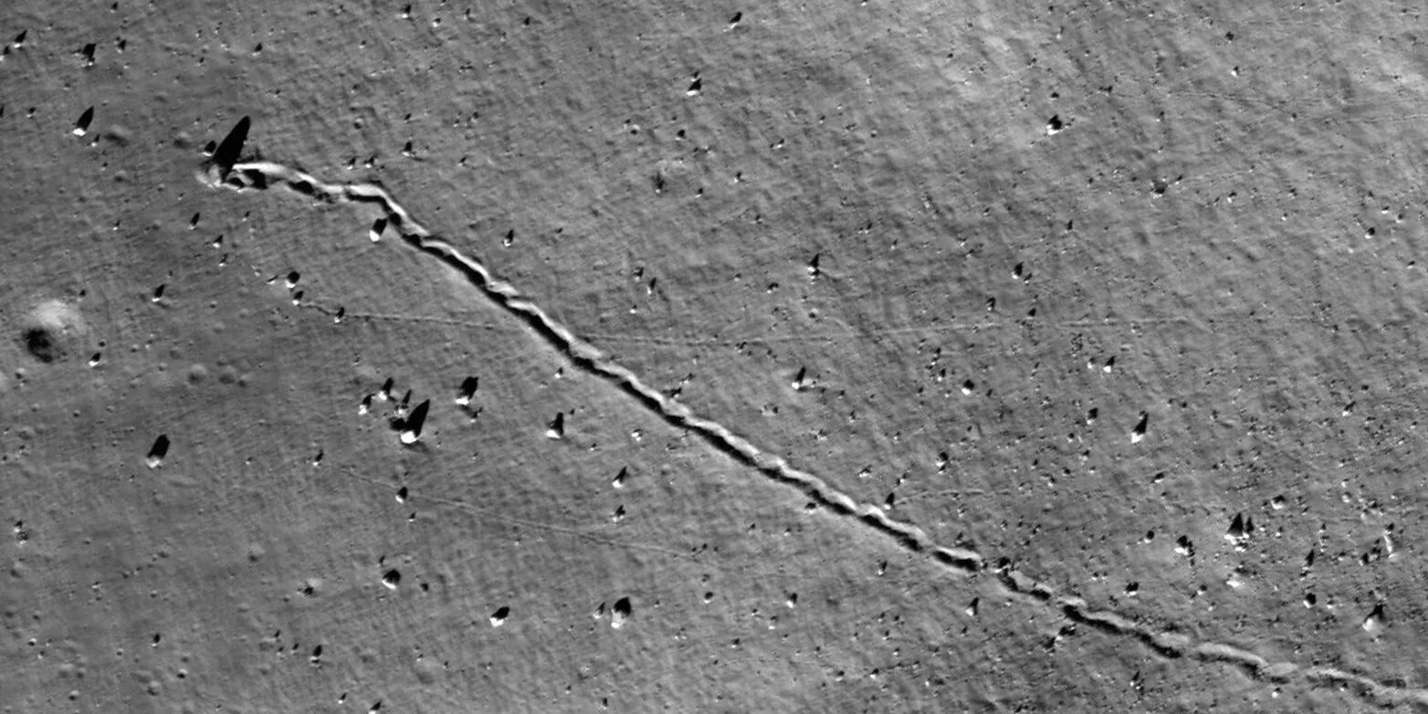 Рассекреченные снимки Луны НАСА. Секретные снимки Луны НАСА. Трещина на Луне. Лунные борозды.