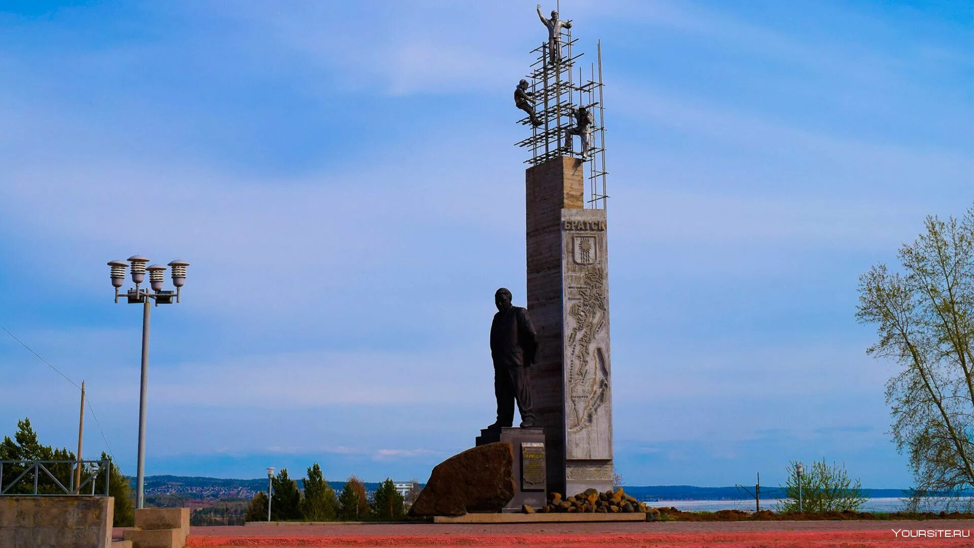 Братск иркутская область поселок. Памятник Наймушину в Братске. Мемориал славы Братск. Памятник первостроителям Братска.