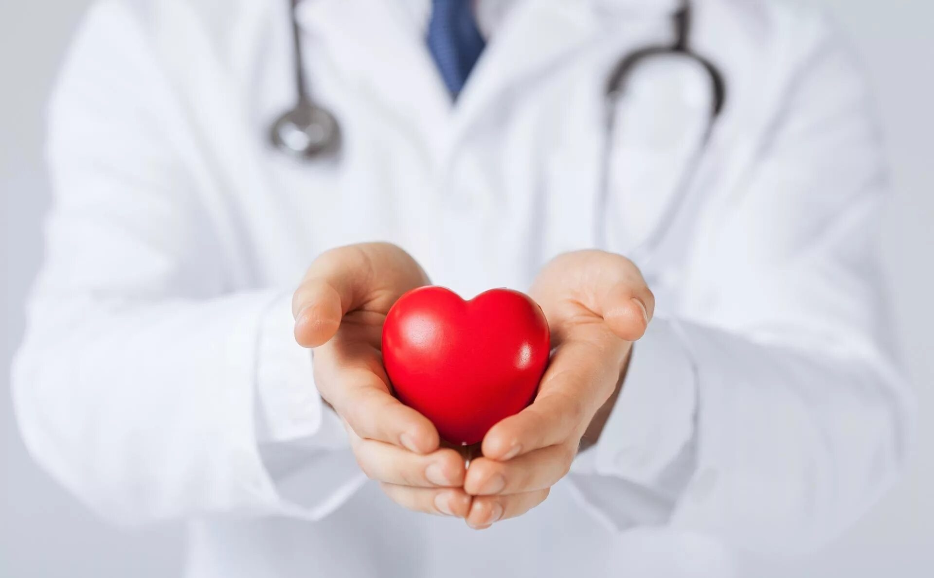 Сердце человека и доктор. Сердце медицина. Сердце в руках врача. Врач с сердцем. Врач с сердечком.