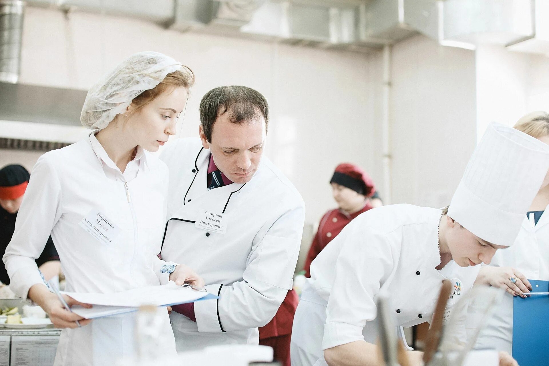 Повар фото. Повар кондитер. Профессия кондитер. Повар на кухне. Повар в супермаркете.