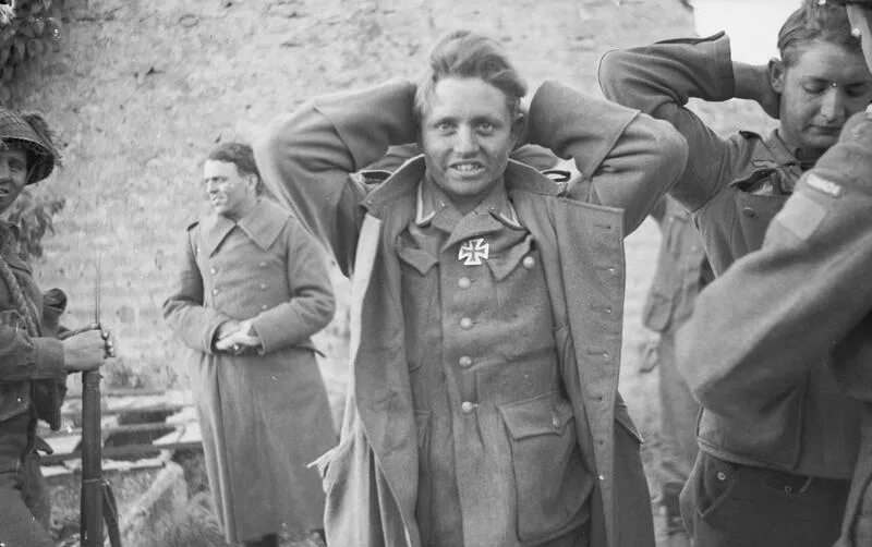 Немецкие солдаты сдаются в плен 1945. Пленные нацистки. Пленные нацистки. Гитлерюгенд в берлине 1945. Пленные нацистки.