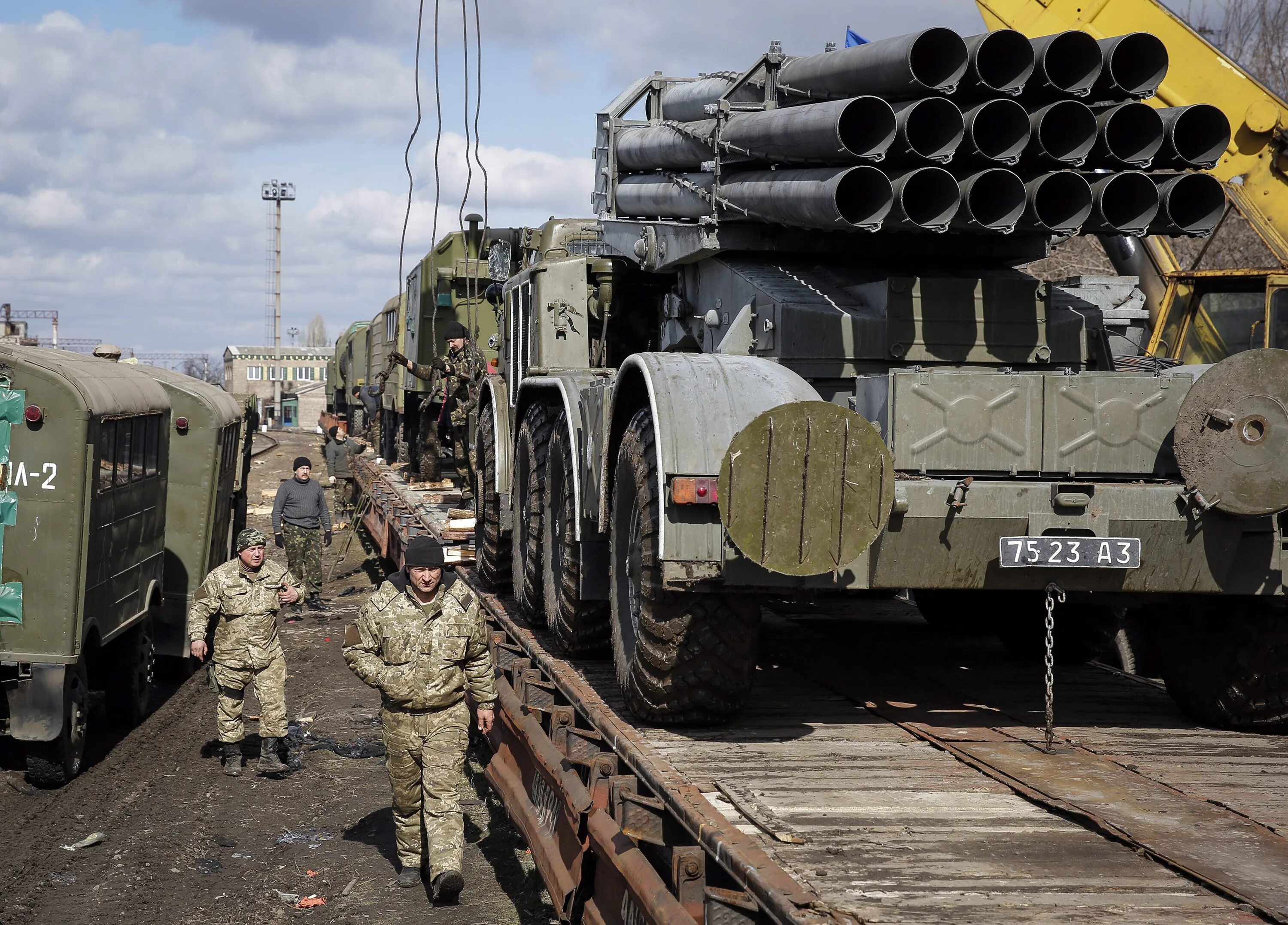 Уничтожен эшелон. Переброска военной техники. Тяжелое вооружение. Эшелоны с вооружением и военной техникой. Эшелон с военной техникой.