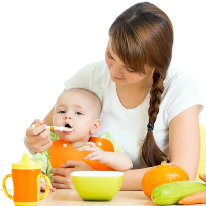 Кормление ребенка. Детское питание. Мама кормит малыша. Питание детей.