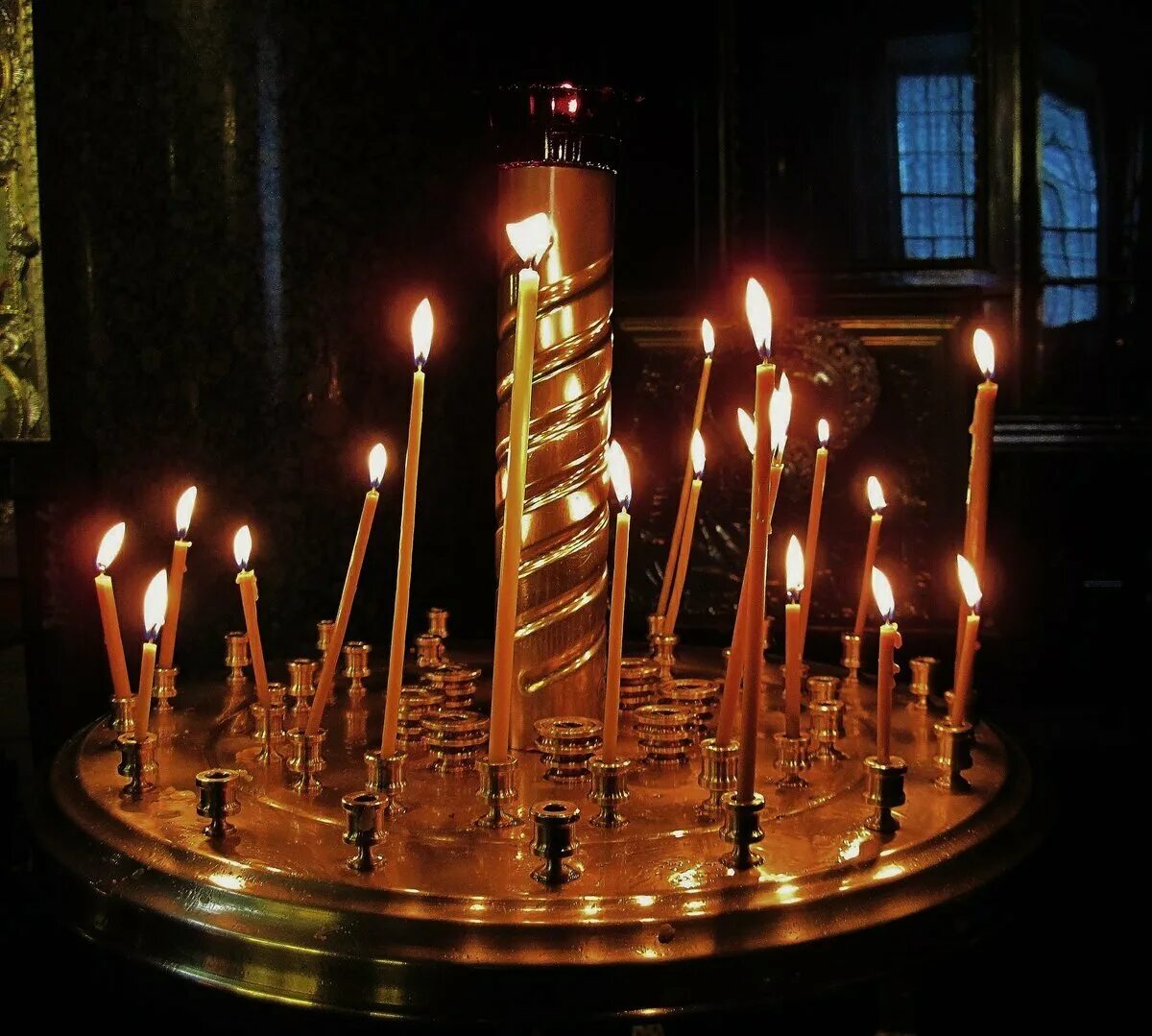 Церковные свечи. Свечка в церкви. Горящие свечи в храме. Церковные свечи в храме. В церкви горят свечи