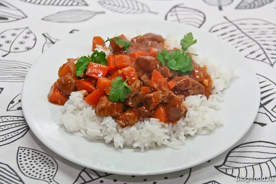 мясной гуляш с подливкой. гуляш с рисом припущенным. подача риса с гуляшом. рис с гуляшом из свинины. гуляш с рисом.