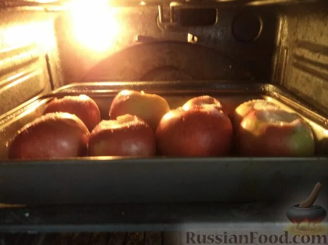 Яблоки в духовке сколько минут. Лампа для запекания яблок. Запекание яблоки в духовке на противне с водой. Яблоки для запекания какие сорта в духовке. Сколько времени печется яблоко в духовке.
