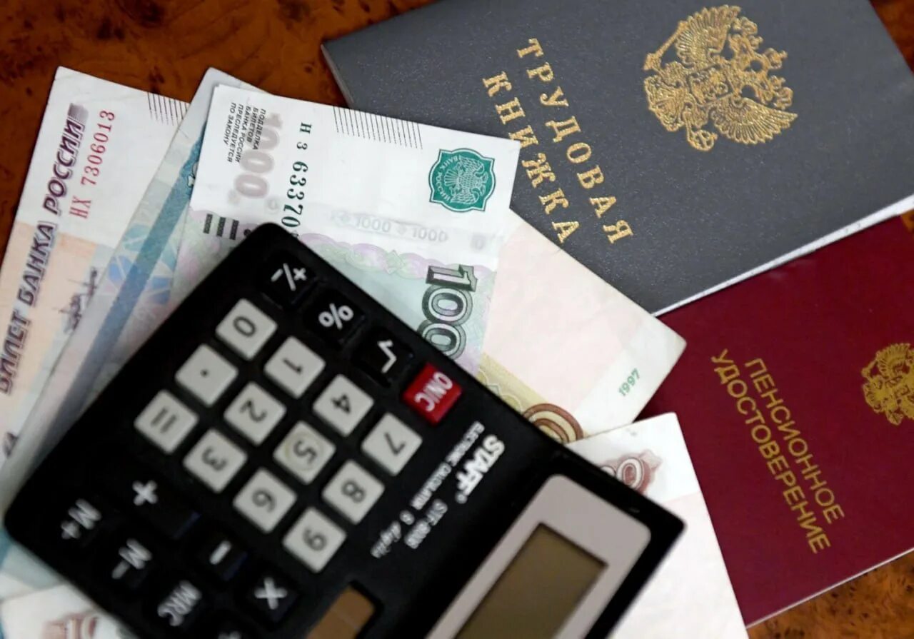 Росстат зафиксировал снижение реальных пенсий россиян. Двойная пенсия. Повышение пенсии. Повышение пенсии. Индексация пенсий пенсионерам.