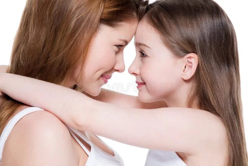 Мама и дочка обнимаются. Мама обнимает дочь. Mother and younger sister. Симпатичная. Фотосессия мама и дочка взрослая.