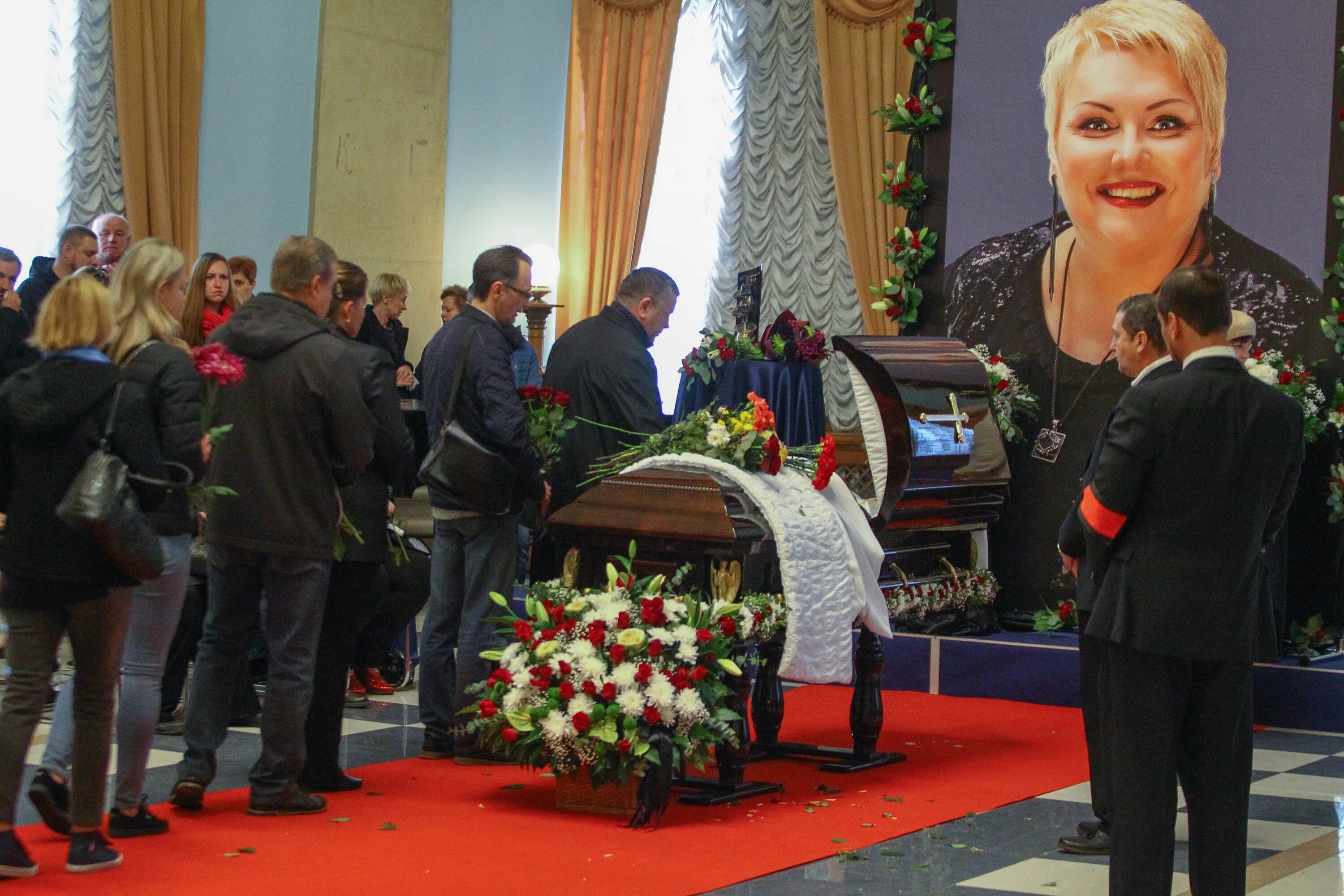 Выступление поплавской. Марина поплавская могила. похороны марины поплавской видео. свеча марии. ирина поплавская. марина поплавская биография личная жизнь причина смерти.