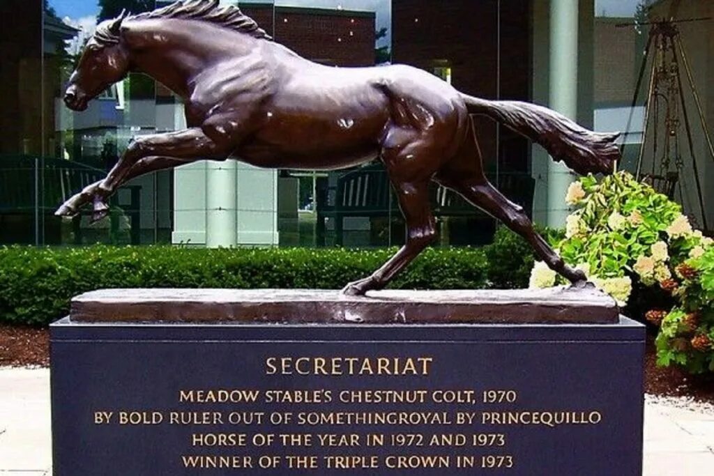 Номер секретариата. Секретариат памятник. Скульптура скаковой лошади. Секретариат могила. Конь бежит статуя.