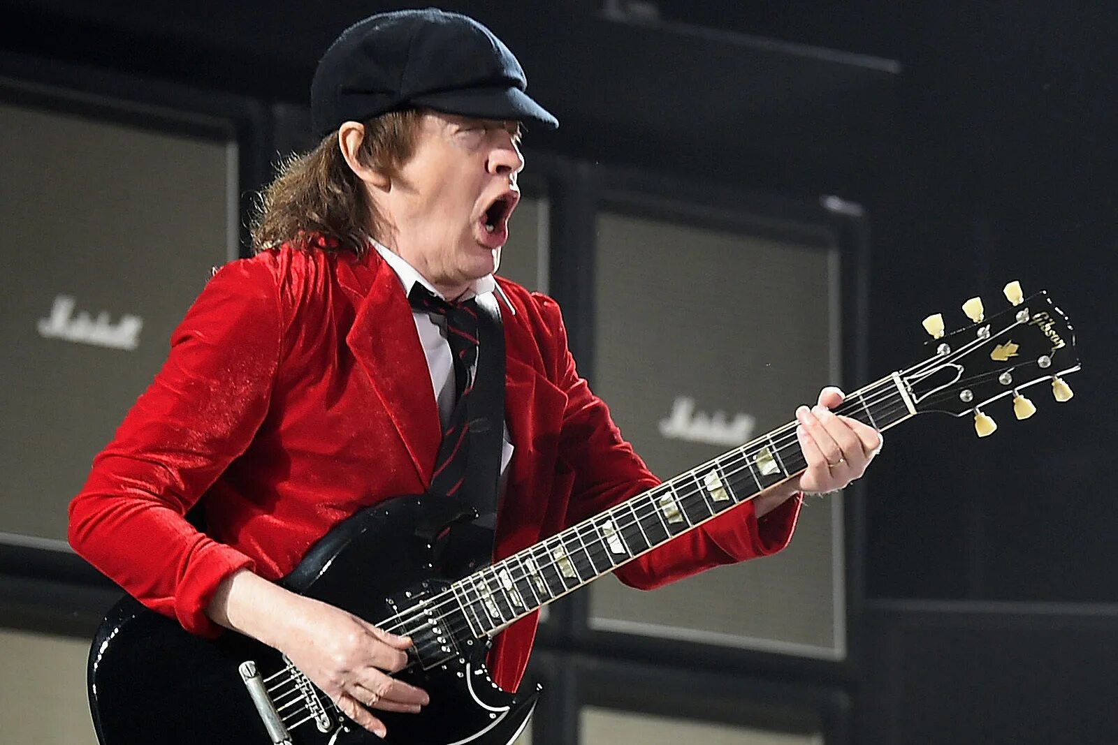 Гитарист AC DC. Ангус AC DC. Гитарист AC DC Ангус. AC DC Angus young молодой.