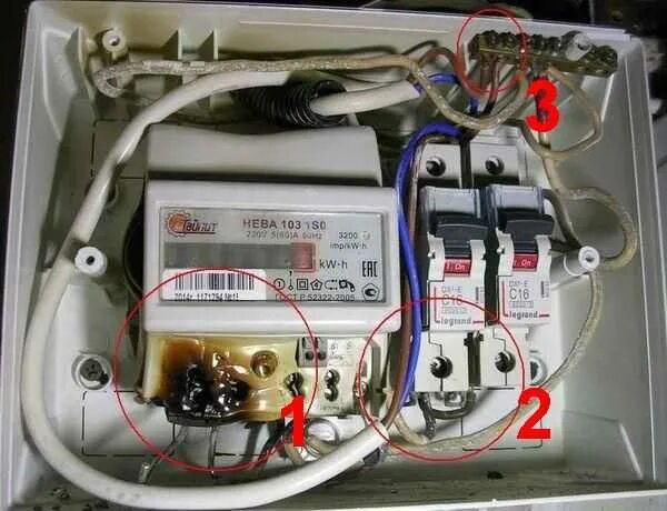 Почему горят счетчики. Сгорел счетчик электроэнергии. Счётчик электрической энергии. Выгорел счётчик электроэнергии. Клеммы для счетчика электроэнергии.