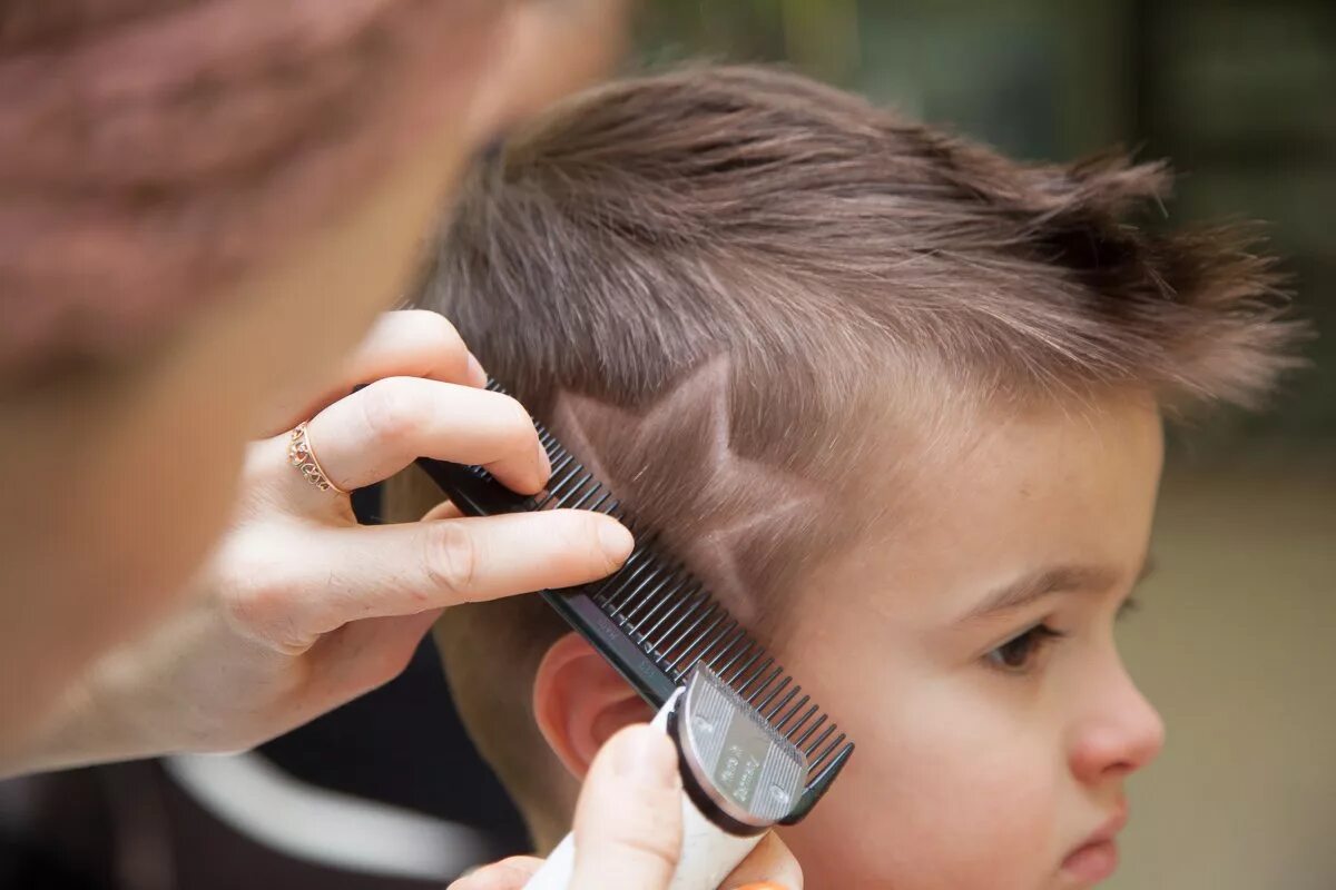 I were my hair cut. Детские стрижки. Детская стрижка мальчику. Стрижка мальчика машинкой. Прически в парикмахерской для мальчиков.