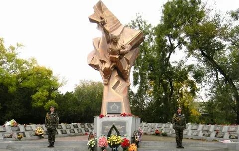 Памятник 8