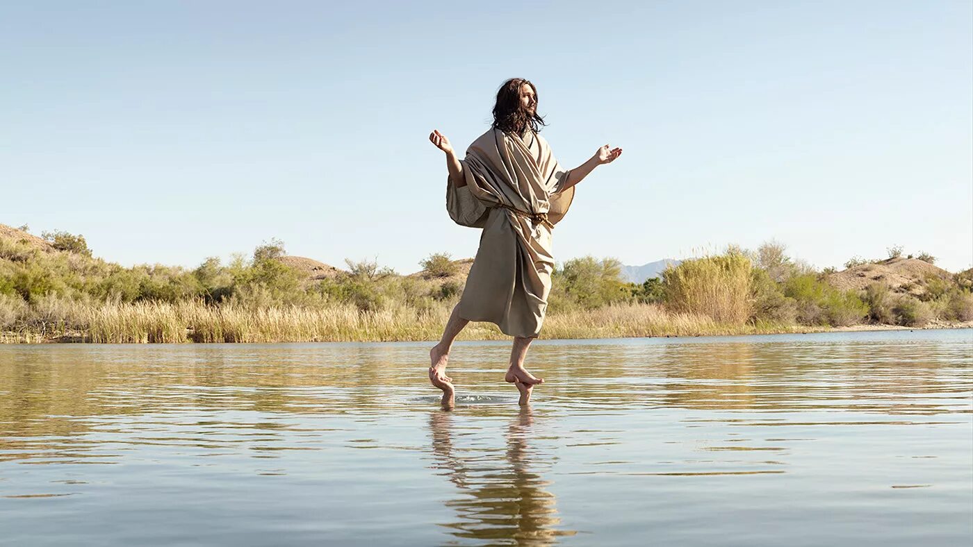Иисус идет по воде. Идет по воде. Человек идет по воде. Ходить по воде.