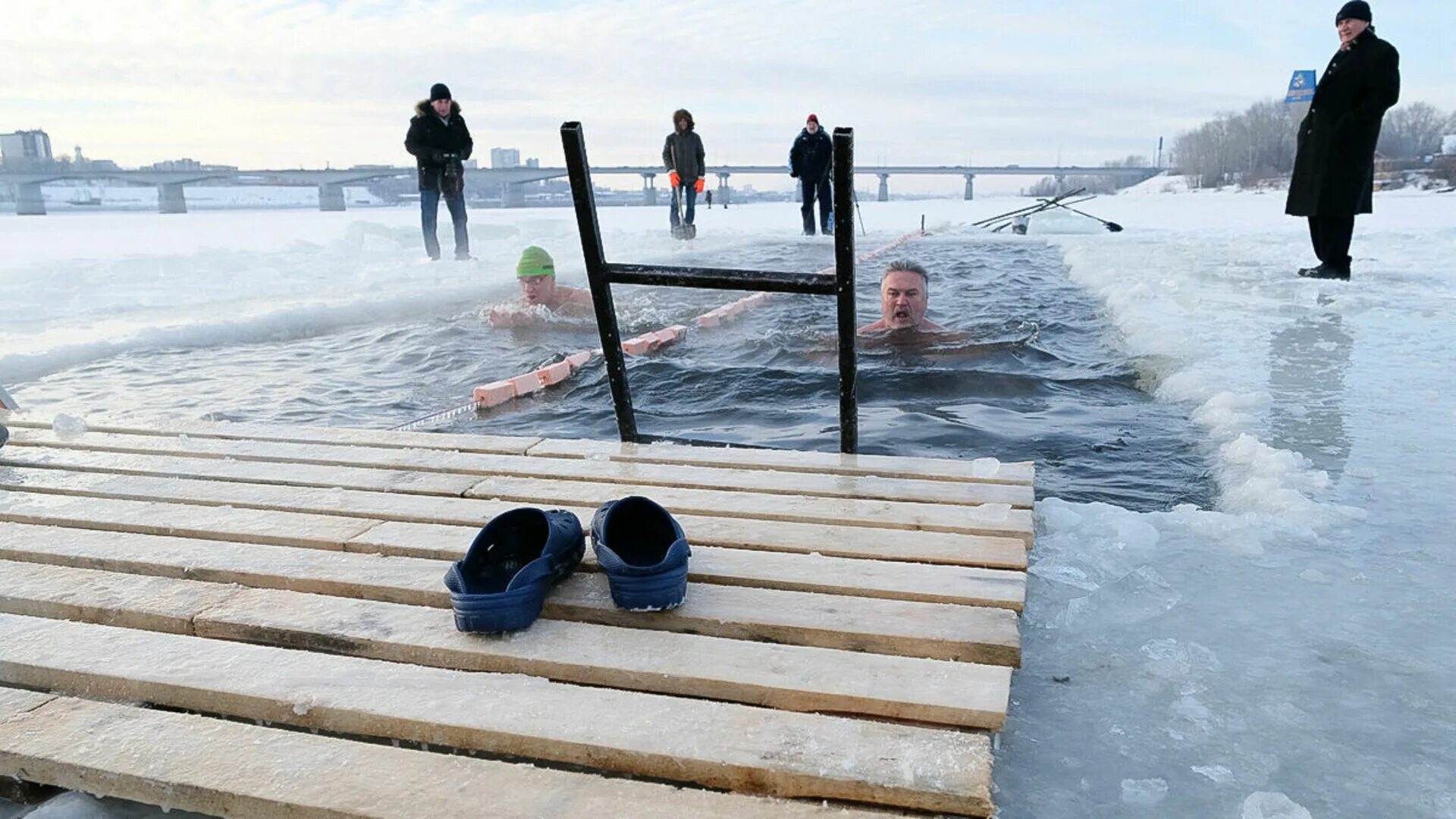Моржевание пермь. Зимнее плавание. Моржи шарташа. Моржи перми. Моржи химки на набережной канала.