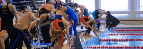 Спортсмен занимающийся дайвингом погрузился в воду 110