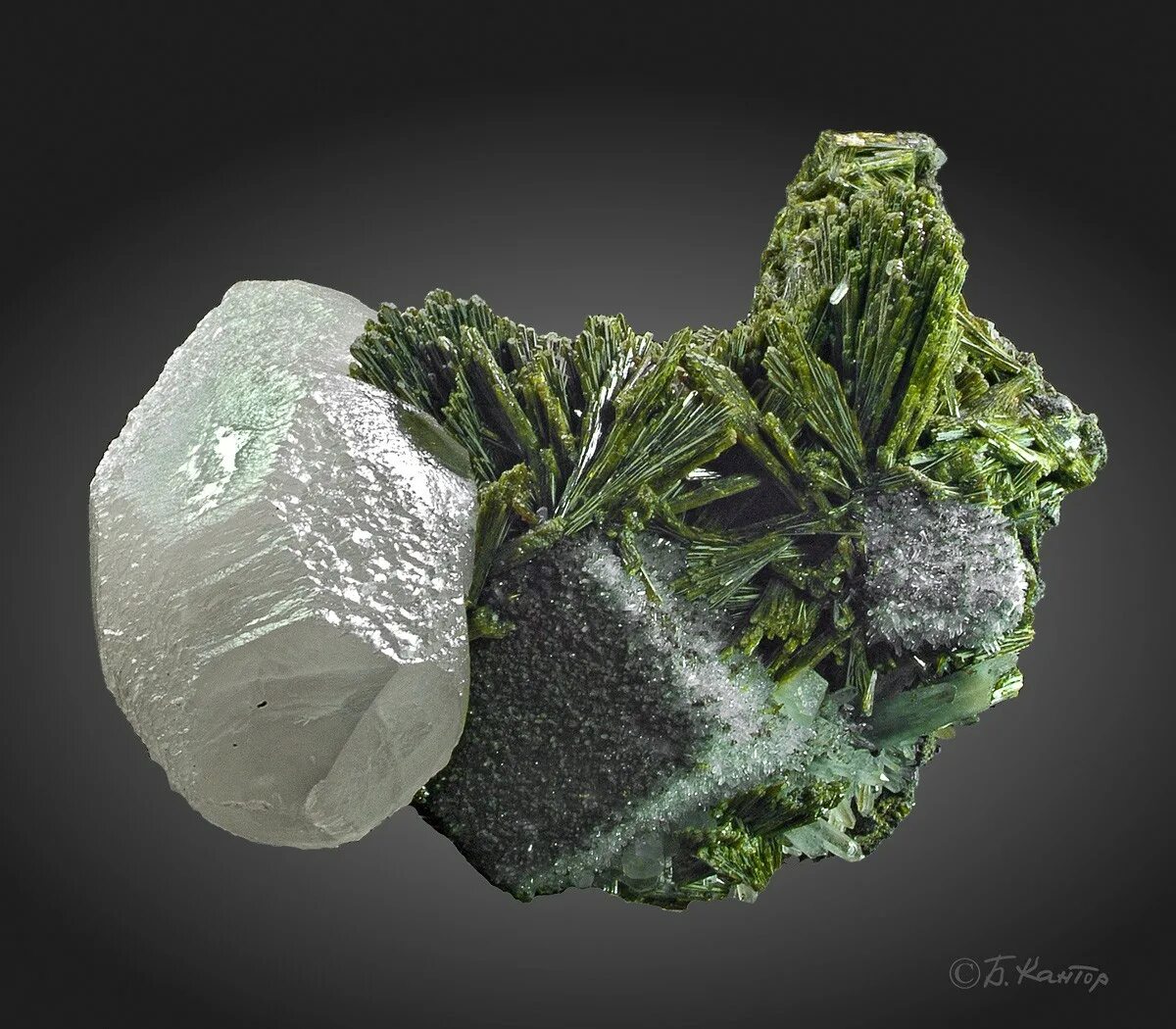 Пластинчатые минералы. Диопсид второе имя. Пирит железный колчедан. Пирит fes2. Молибденит в скарне.