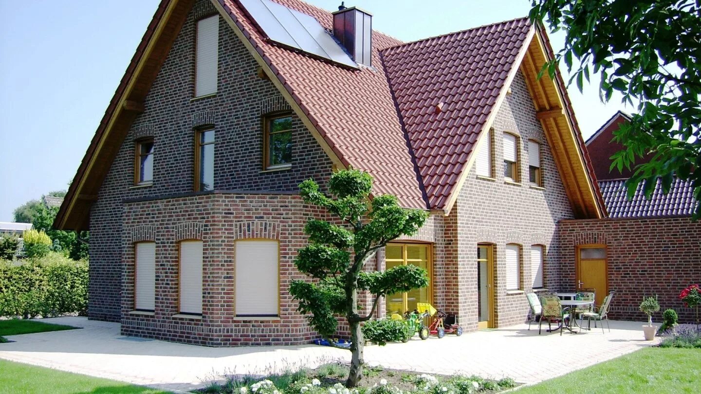 дом с мансардой и террасой 120кв. обычный кирпичный дом. черепица roben 2pl. дома из кирпича с мансардой. дом с мансардой и террасой 120кв.