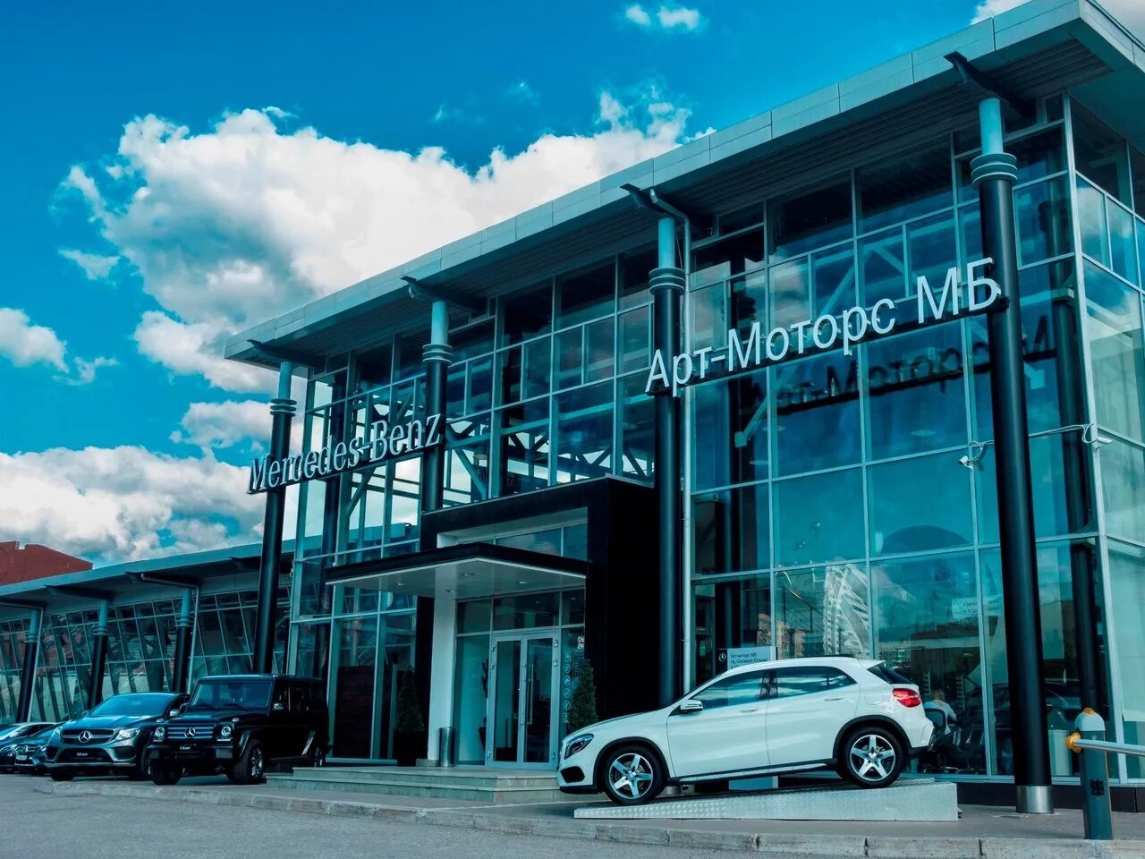 Автосалон мерседес в новороссийске. Салон мерседес уфа. Лукавто мерседес-бенц новорижское шоссе. Автосалон арт. Мерседес моторс.