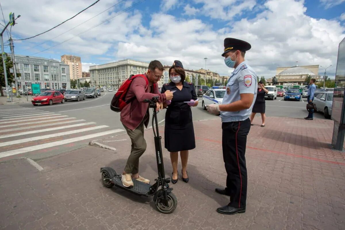 Самокат без прав. Самокаты пешеходы в городе. ДПС на самокате. Самокат на дороге. Электросамокат ДПС.