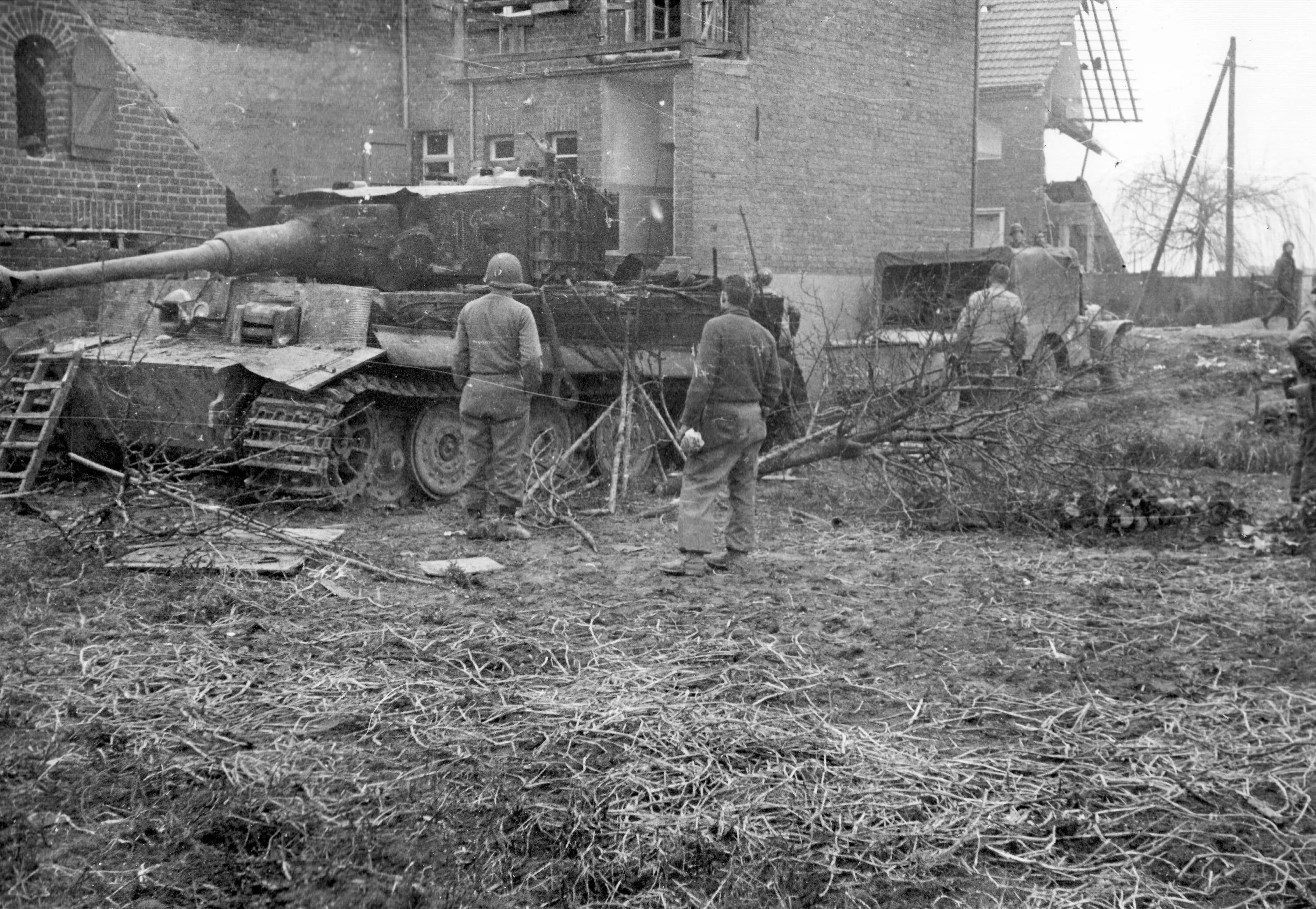 Немецкие танки в советских фильмах. Танк тигр 1 подбитый. Танк тигр 1945. Подбитый тигр 2 в Берлине. Подбитый немецкий танк 1945.