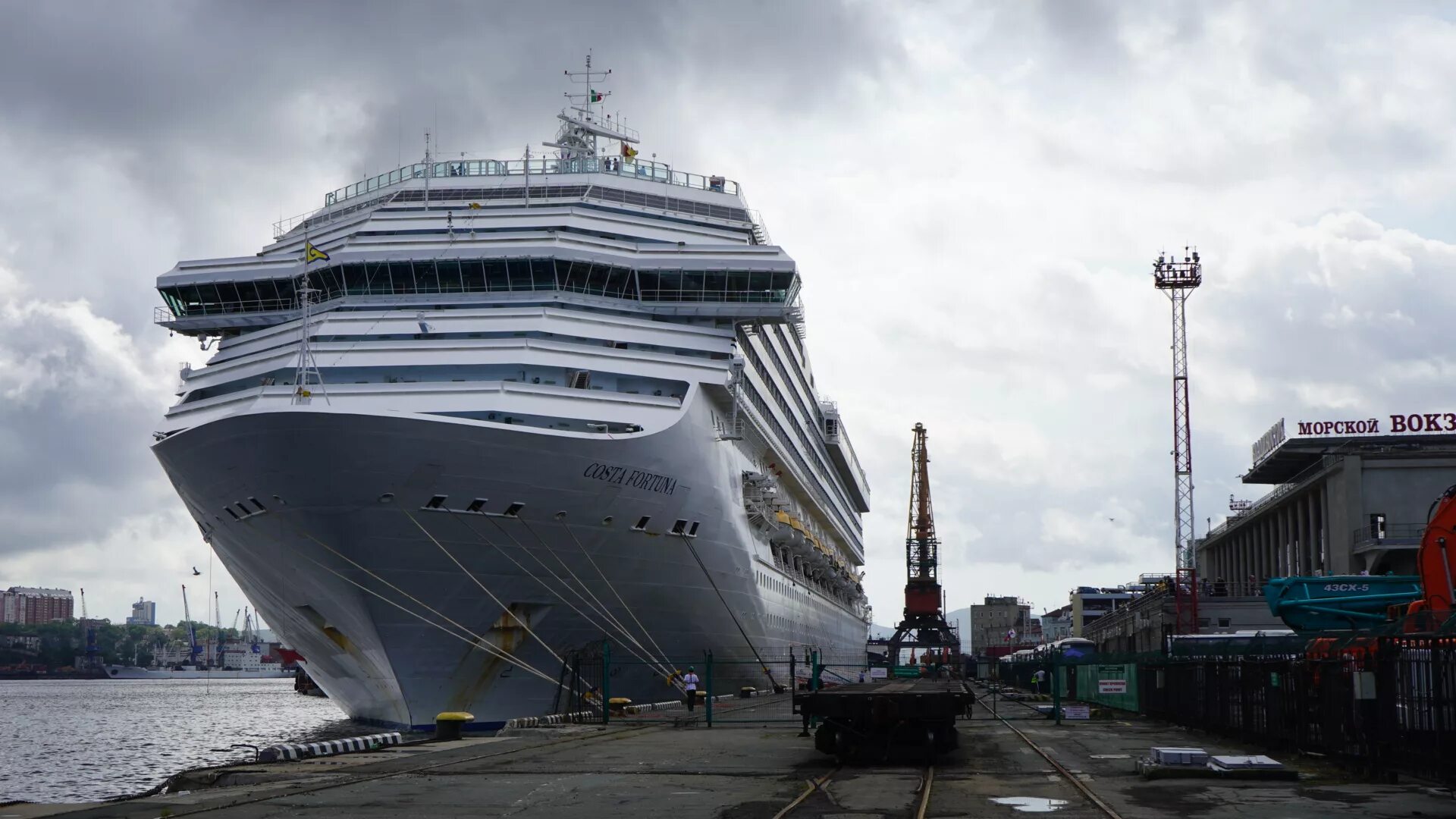 Океанский лайнер в венеции. Судно заходит в порт. Круизный лайнер заходит в порт венеции. Океанский лайнер в венеции. Самый большой круизный лайнер во владивостоке.