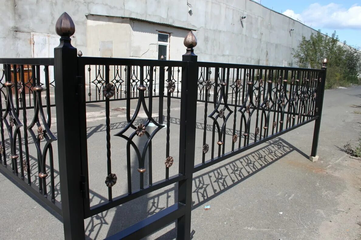 Оградки на могилу лазер. Ритуальные металлические ограды. Ограда из профильной трубы. Оград предложение. Оград предложение.