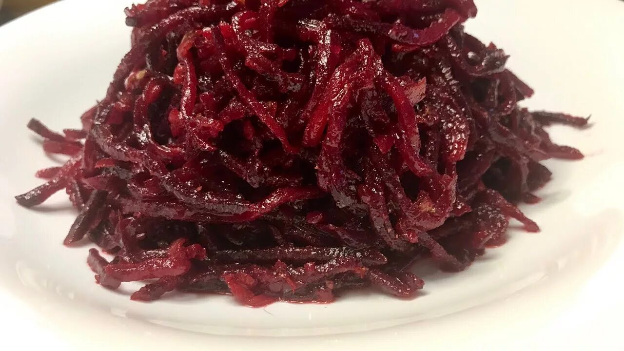 Салат с красной свеклой. Маринованная свекла быстрого приготовления. Свекла с сулугуни. Салат из сырой свеклы и моркови. Свекла свежая как приготовить.