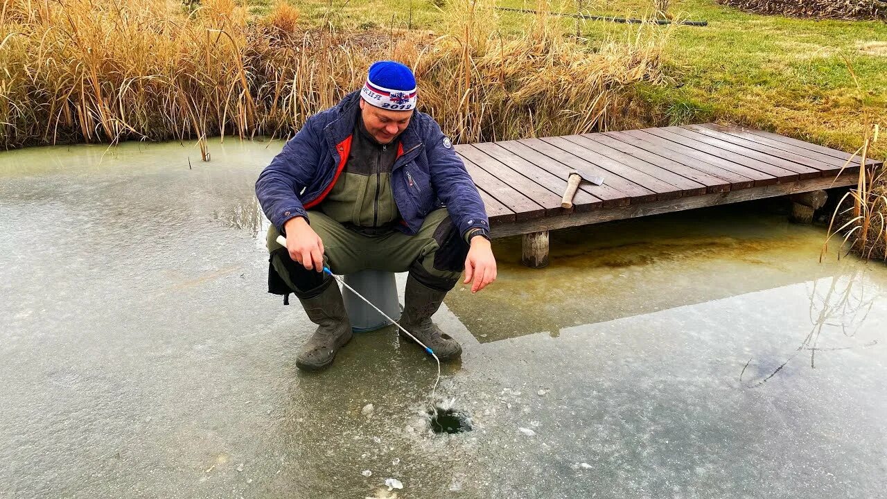 Лед на пруду. Первый лед. Первый лед на водоеме. Очерский пруд первый лед.