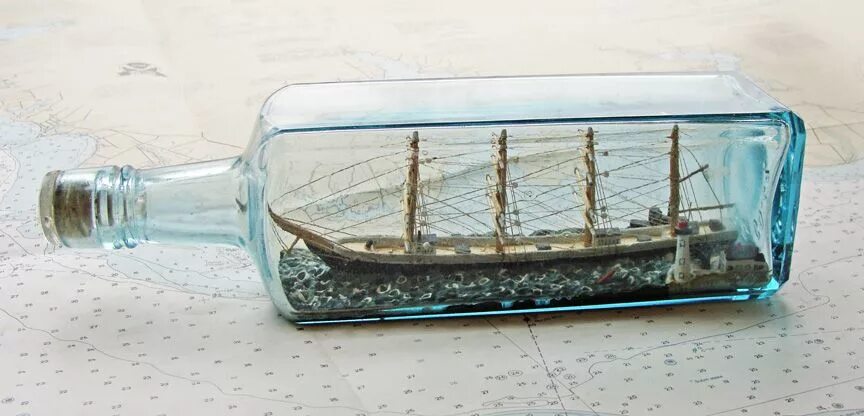 Парусник в бутылке. Бутылка с кораблем внутри. Кораблик в стеклянной бутылке. Корабль в бутылке. Пираты карибского моря чёрная жемчужина в бутылке.