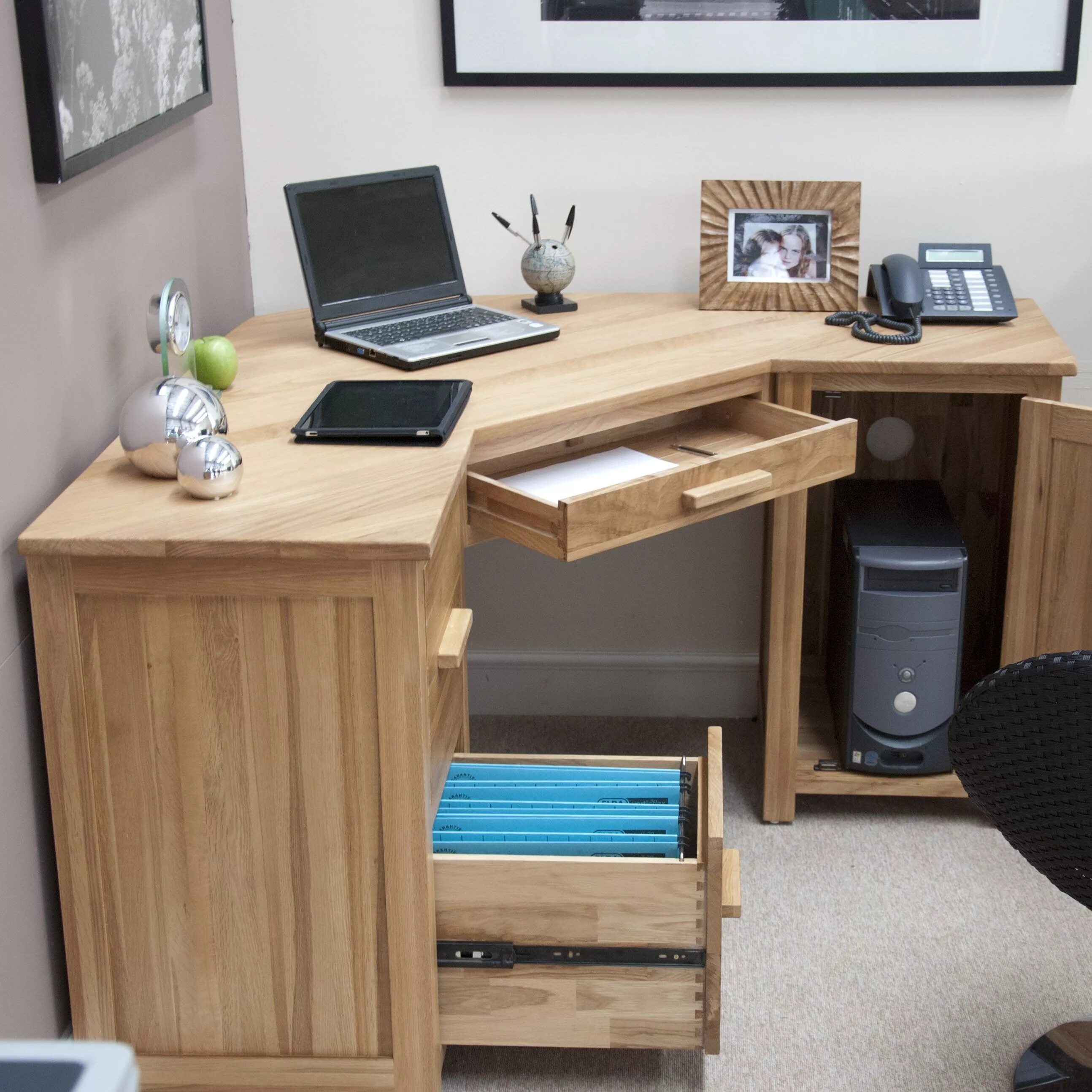Найди компьютерный стол. Компьютерный стол «corner desk». компьютерный стол в угол. необычный письменный стол. угловой компьютерный стол.