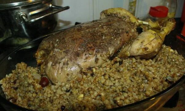 гусь с гречкой в духовке. фаршированный гусь в духовке. запечь гуся в духовке целиком с гречкой. фаршированная утка в духовке. запечь гуся в духовке целиком с гречкой.