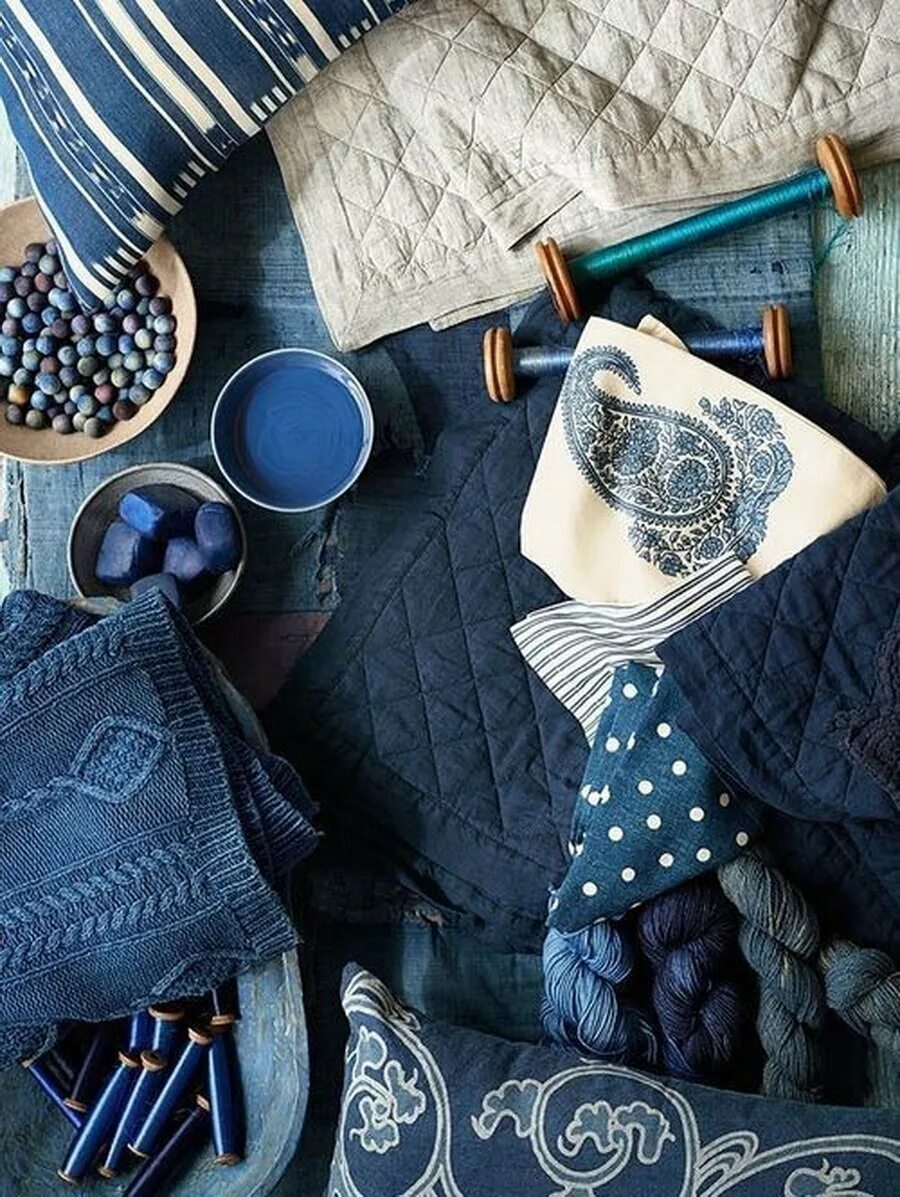 Что сочетается с синим. Синие предметы. Темно синие вещи. Синие вещи для эстетики. Модные сочетания одежды.