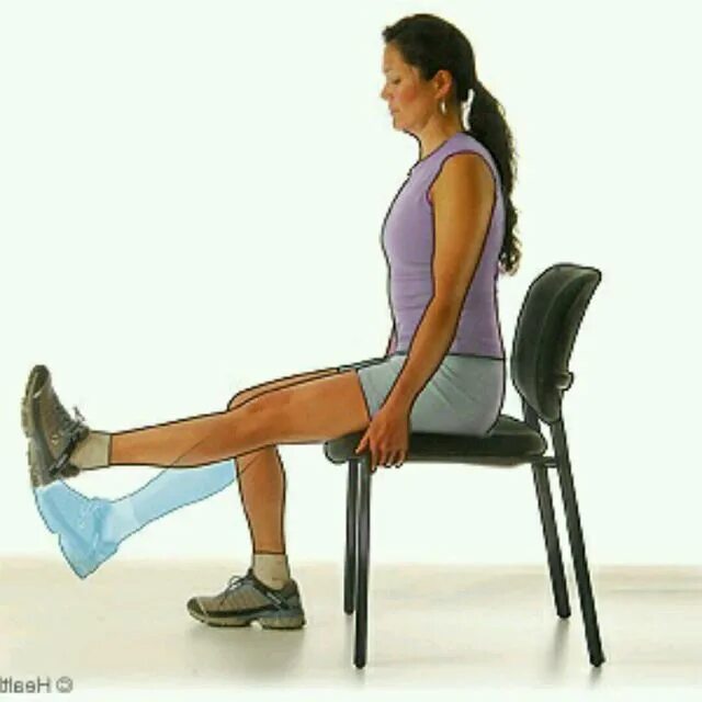 Упражнения для ног сидя на стуле. Разгибание в коленном суставе сидя. Сгибание голени сидя. Упражнение для коленного сустава сидя.
