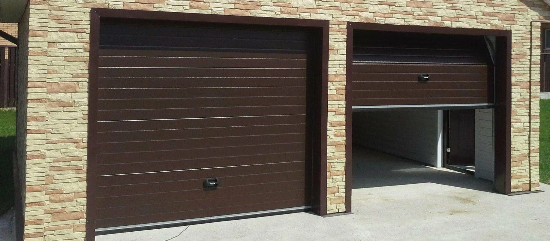 Гараж на 2 машины с двумя воротами. Гаражные ворота hormann lpu 67. Широкий гараж. Гараж с 2 воротами. Гараж из сэндвич панелей с плоской крышей.