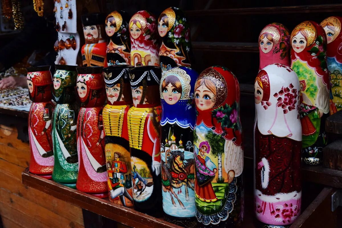 В лавке на прилавке матрешечки. В лавке на прилавке матрешечки стоят. Лица учеников на матрешки. Рынок вернисаж матрешки. Песня русские матрешечки.