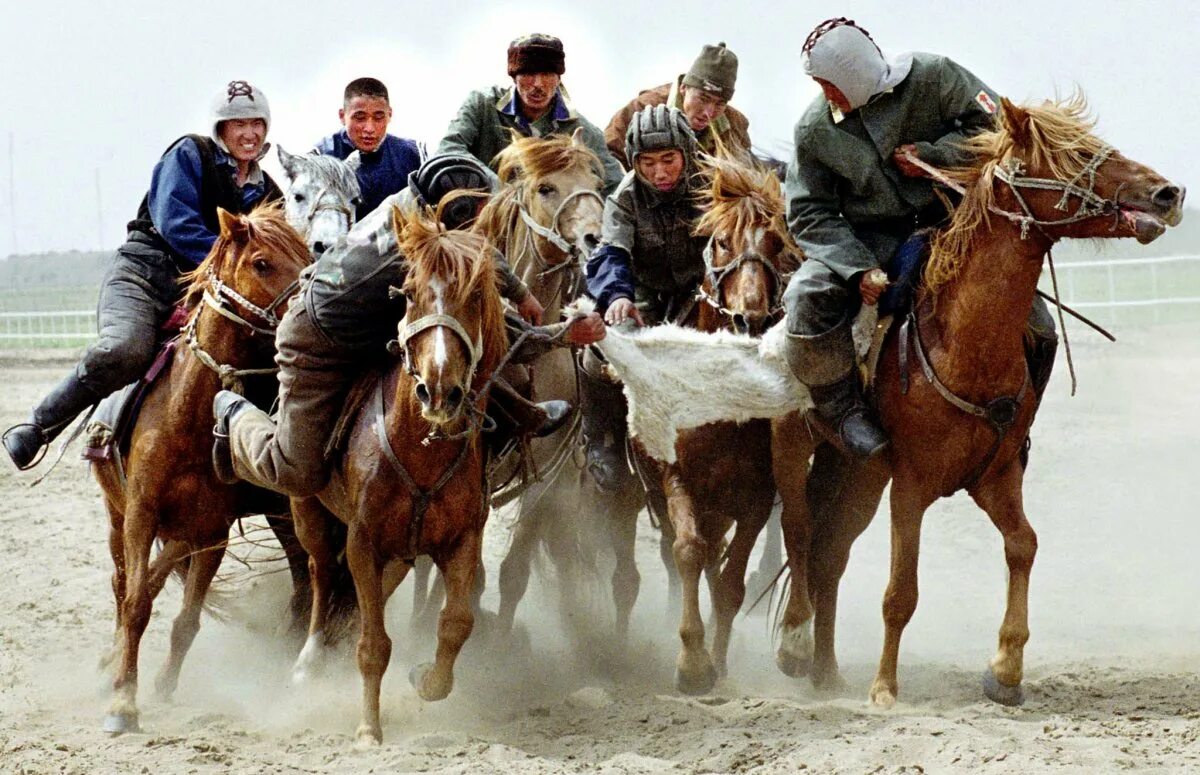 Традиции казахов связанные с лошадьми. Казахские игры национальные кокпар. Кокпар казахская Конная игра. Казахская традиция кокпар. Козлодрание в Киргизии.
