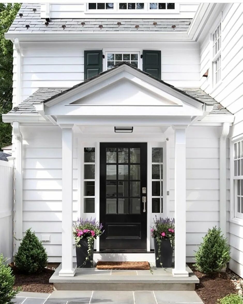 Ранч хаус с террасой. Крыльцо с белыми перилами. Серый дом крыльцо. Домик с крыльцом. Крыльцо.