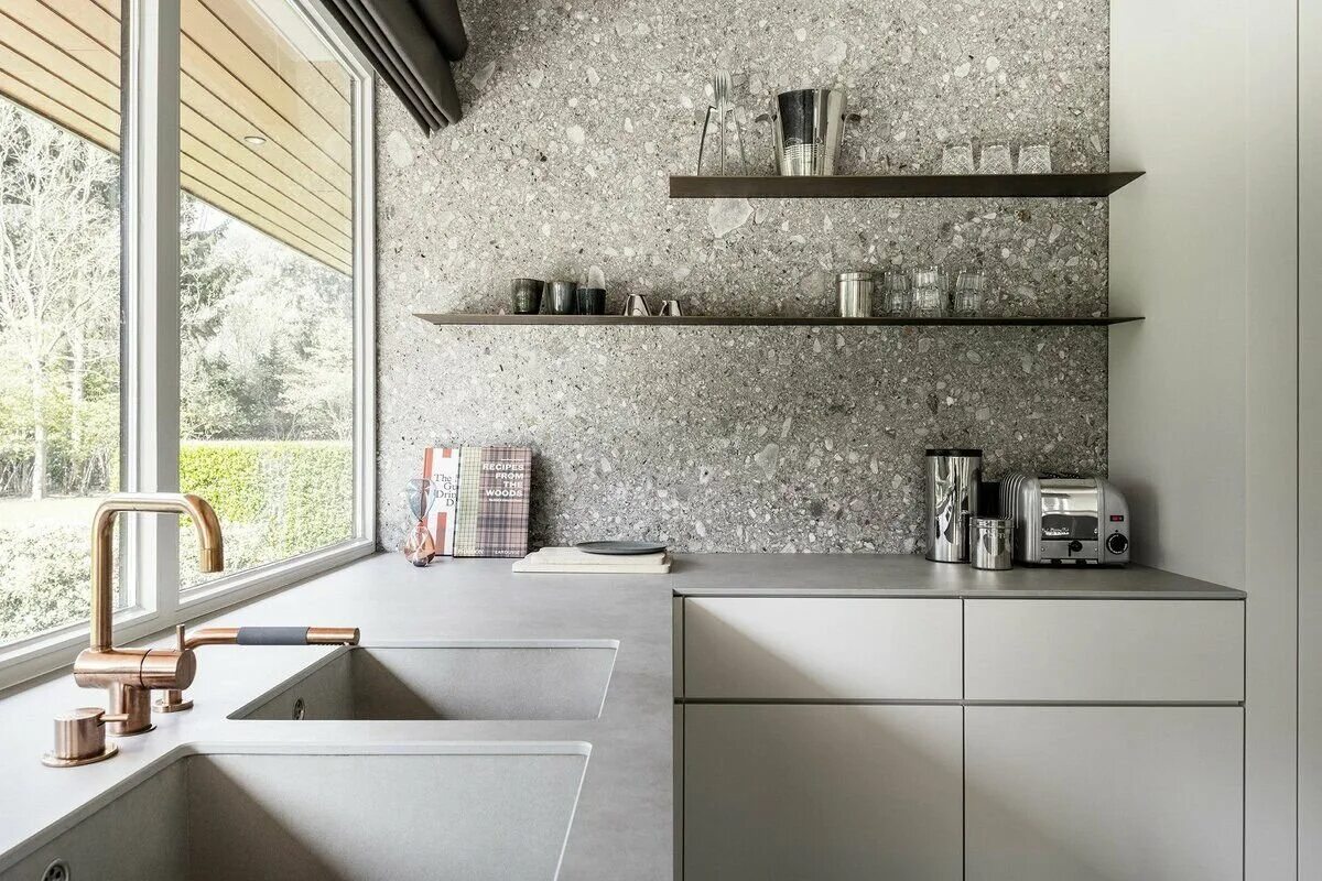 Красивые столешницы для кухни. Столешница со стеной. Модные столешницы. Столешница терраццо. Столешница слотекс под дерево.