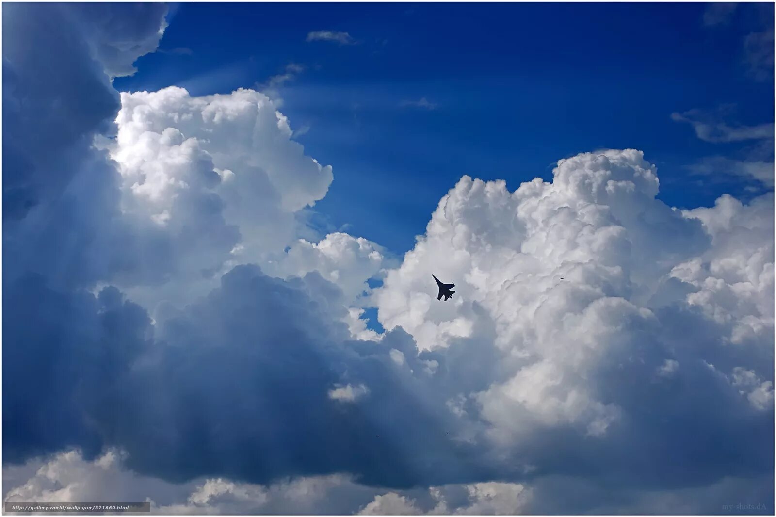 Небо. Небо. Небо вид снизу. Густые облака. Облака рассвет.