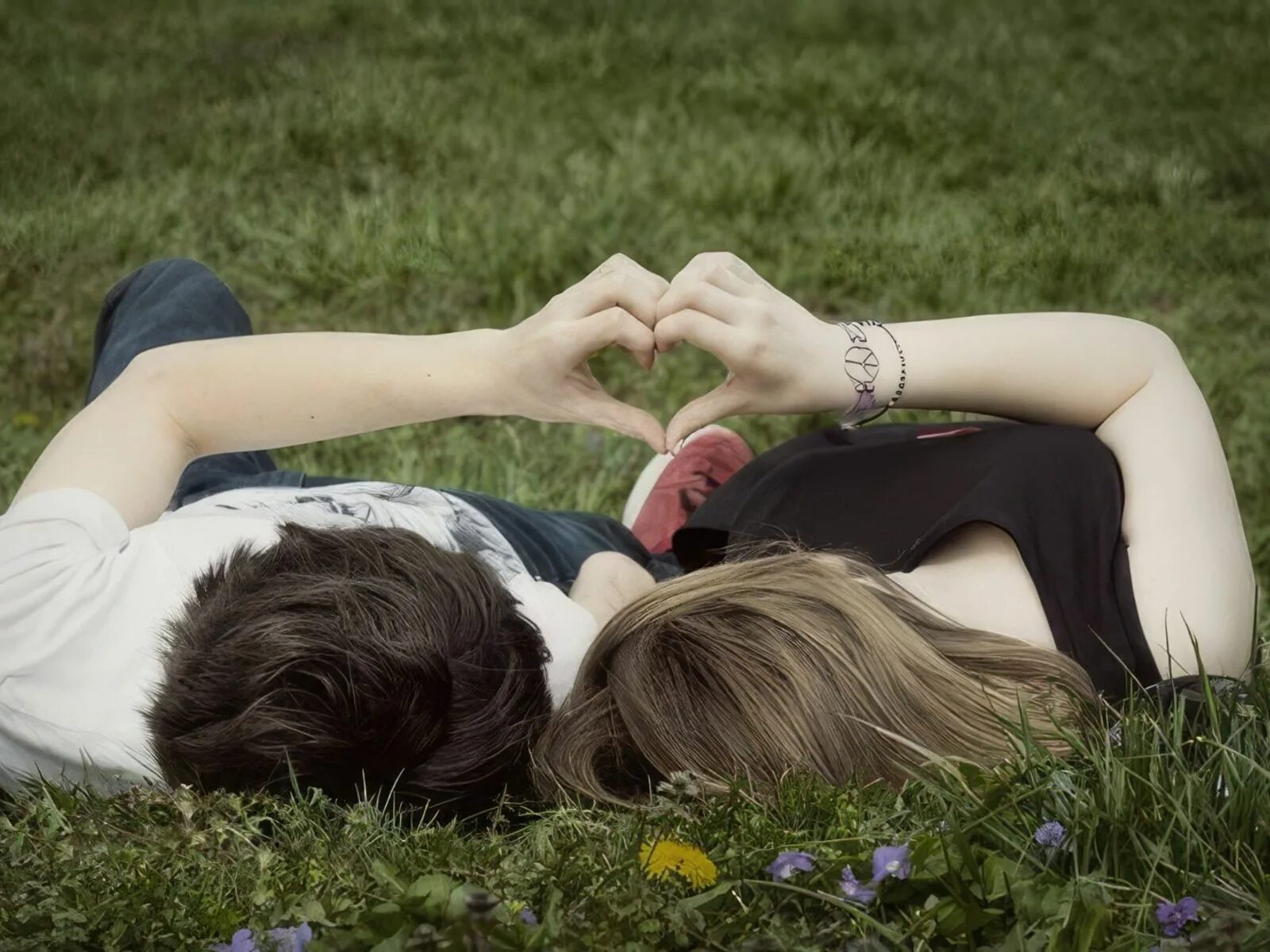Развлечь любимую. Пара влюбленных. Влюбленные лежат на траве. Подростковая влюбленность. Картинки влюбленных.
