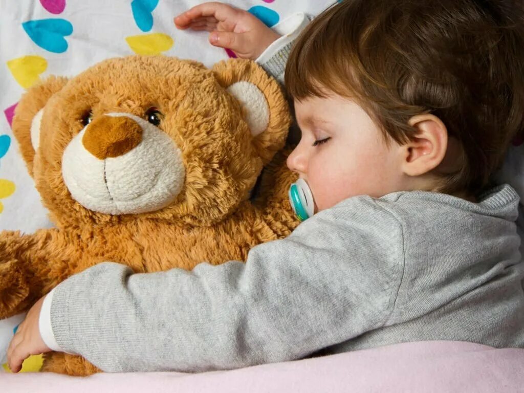 Игрушки для детей. Мягкие игрушки для детей. Спящий ребенок. Ребенок обнимает игрушку.