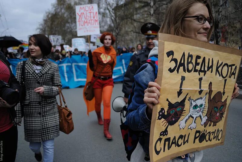 Спасти страну ком. Монстрация. Монстрация смешные плакаты. Лозунги Монстрации. Смешные лозунги Монстрации.