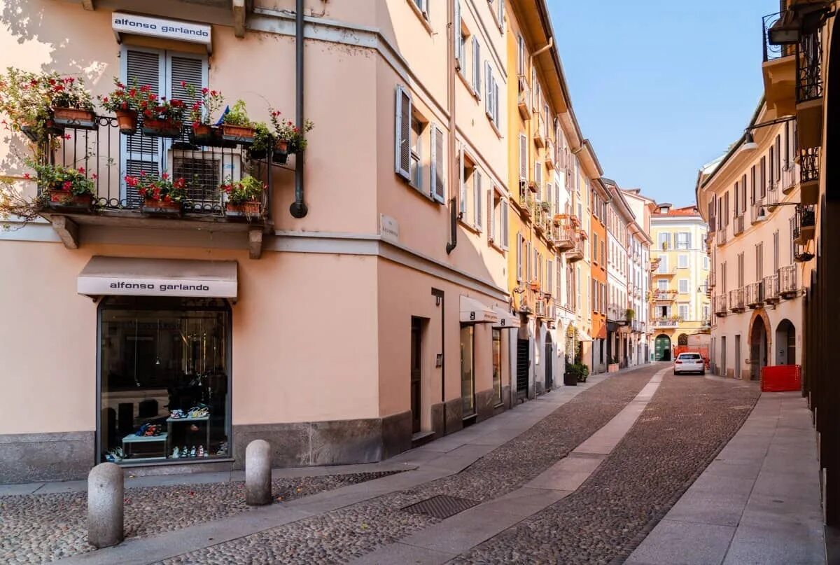 Виа монтенаполеоне. Via brera. Квартал брера в милане. Via brera. Via brera.