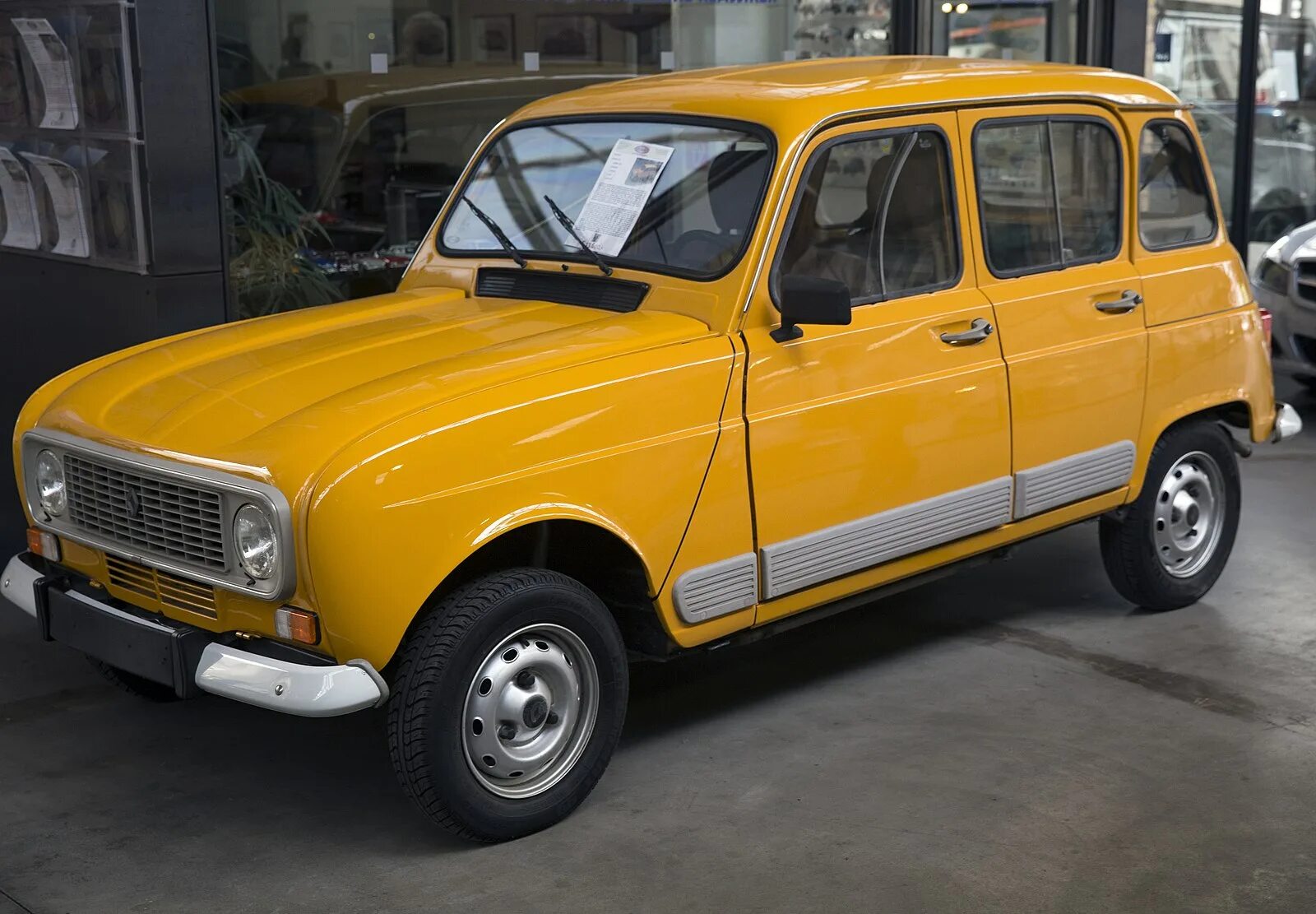 Рено 4 купить в россии. Renault 4 1984. Renault 4 GTL. Рено 4 1994. Renault 4 Interior.