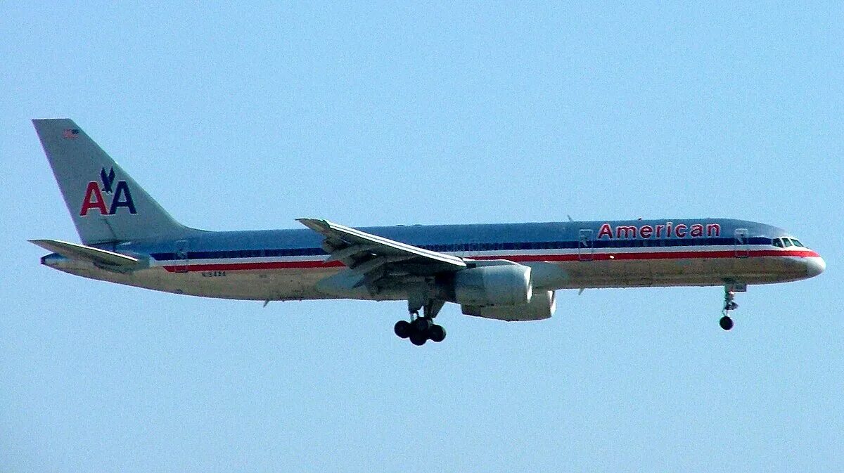 Рейс d2. Боинг 757 американ эйрлайнс. boeing 757-200. boeing 757-223. боинг 757 рейс 77.