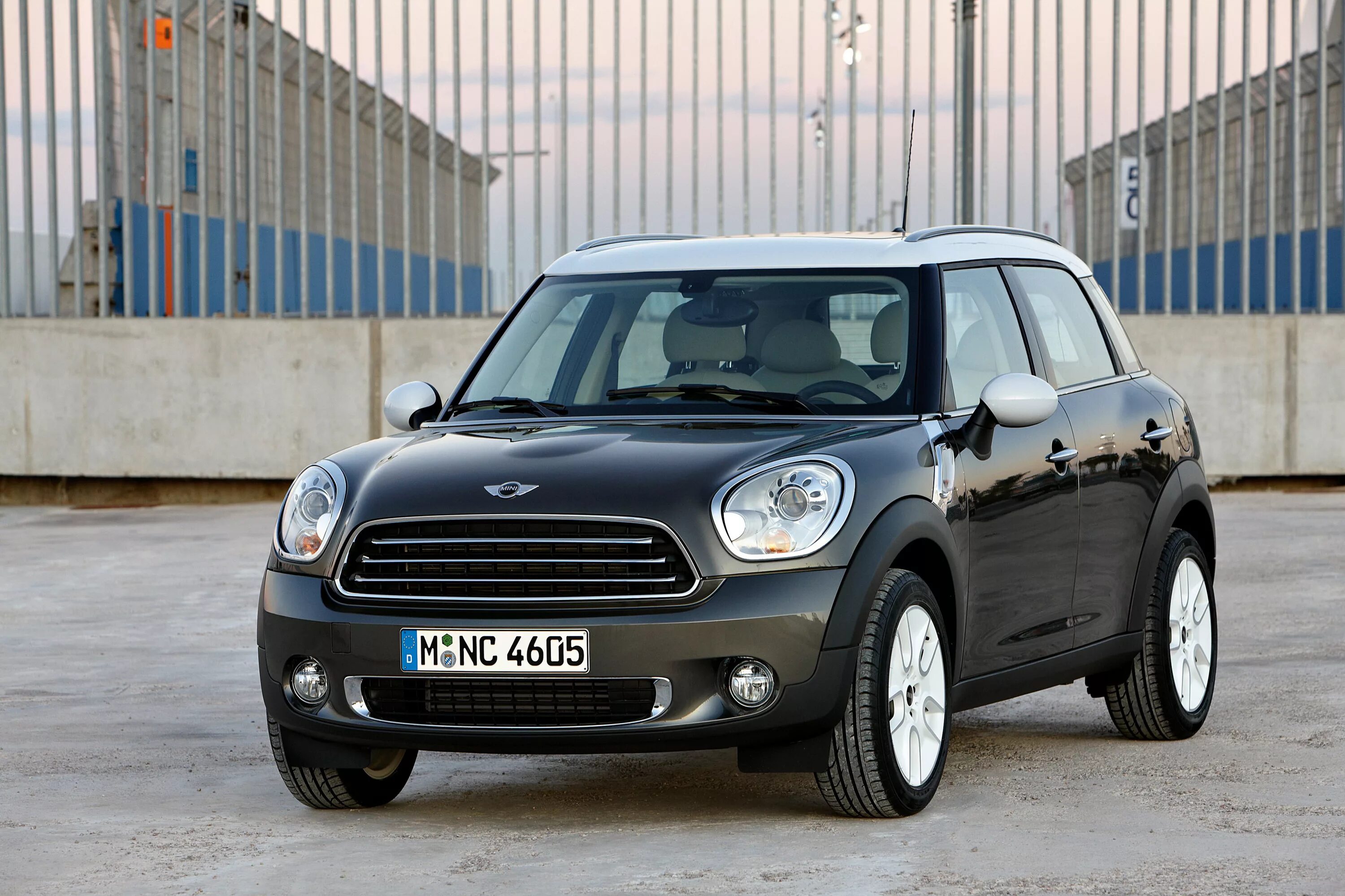 Купить машину минеральных. Mini Cooper Countryman 2010. Mini Cooper r60 Countryman 2011. Мини Купер Кантримен 2010. Mini Cooper Countryman r60.