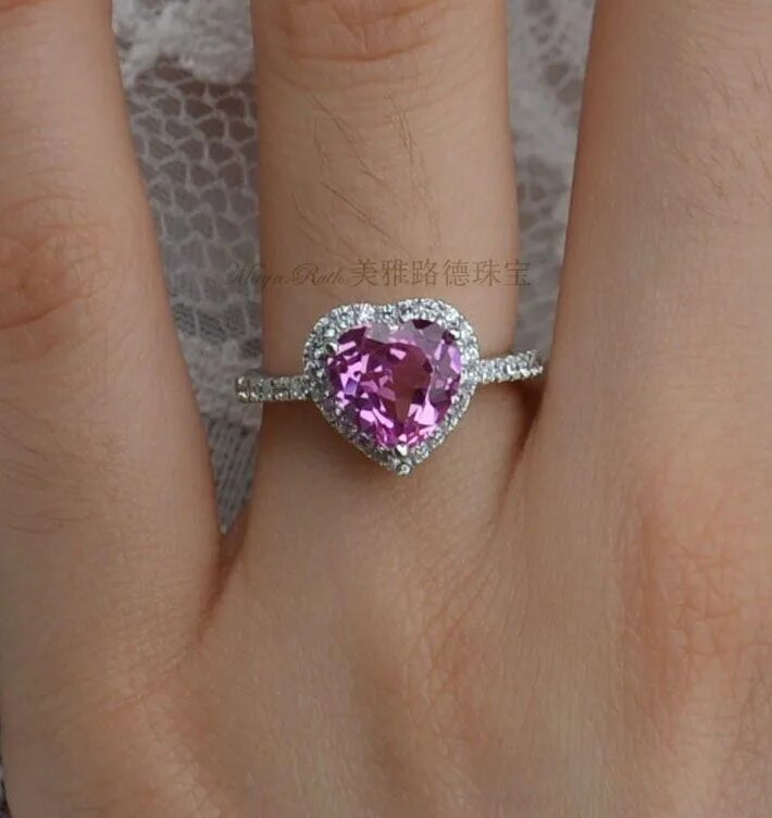 Кольцо с розовым сапфиром. Кольцо с розовым сердечком. Золотое кольцо с розовым сапфиром.